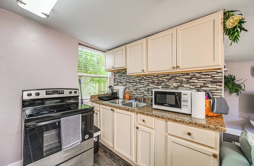 Naples Cottage | 2 Mi to Public Pool! Cozy Naples Cottage w/Patio