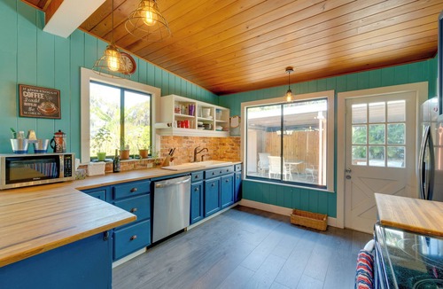 Palmetto House | 2 Mi to Riverwalk: Palmetto Gem w/Fire Pit & BBQ
