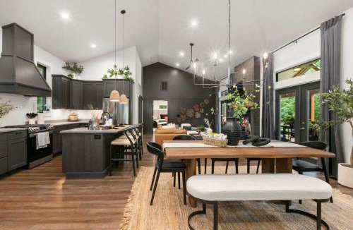 Asheville House | 2 miles to Downtown, Hot Tub, Sauna, Fire Pit, Game Room, Bar, kitchenette, Pool Table, Universal Tesla EV Connector