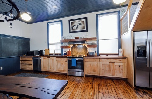 Benton House | 2 miles to Ricketts Glen. Updated and cozy schoolhouse with porch and fire pit.