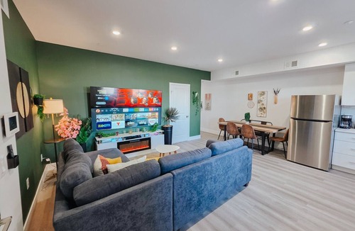 Center City Apartment | 2 Parking Spots/Sleep 14/King Bed/Pool Table