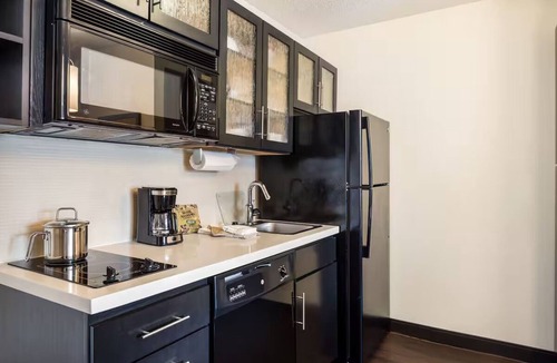 Nanuet Hotel | 2 Quiet 1BR Queen Stay Near Highways l w/Kitchen & Parking