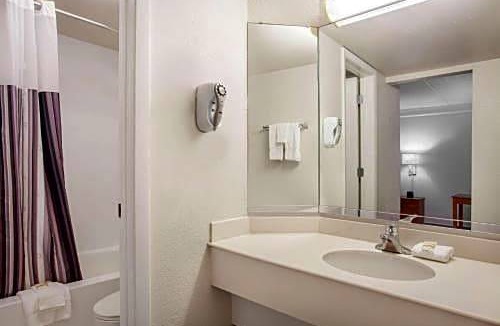 Fort Myers Hotel | 2-Star Hotel ∙ La Quinta Inn by Wyndham Fort Myers Central