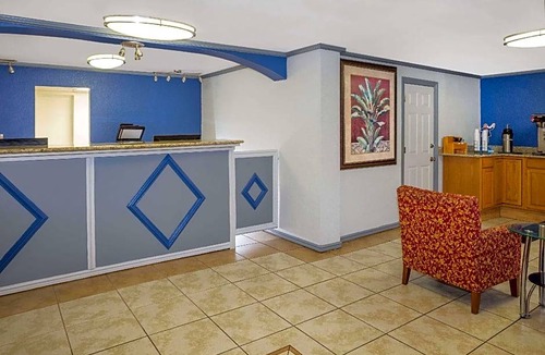 Fort Myers Hotel | 2-Star Hotel ∙ Travelodge by Wyndham Fort Myers North
