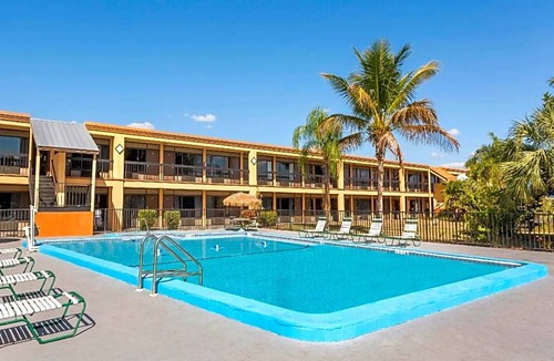 Fort Myers Hotel | 2-Star Hotel ∙ Travelodge by Wyndham Fort Myers North