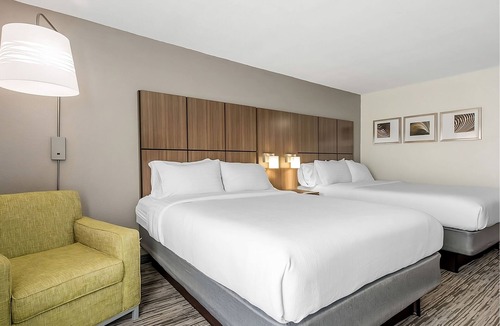 Tropic Hotel | 2 Units | Outdoor Pool | Fitness Center | Melbourne Stay