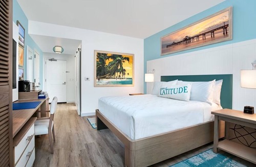 Fort Myers Beach Resort | 2 Vibrant Rooms with Outdoor Pool & Balcony Near Crescent Beach Park