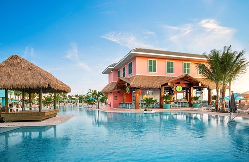 Fort Myers Beach Resort | 2 Vibrant Rooms with Outdoor Pool & Balcony Near Crescent Beach Park