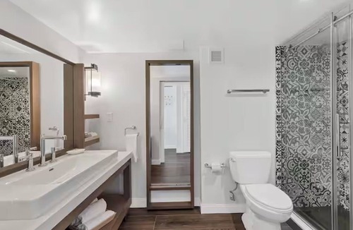Rock Harbor Hotel | 2 Waterfront Room In 2 Queen Beds w/Beach & Pool