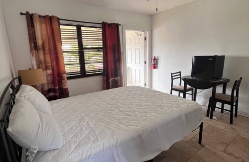 Singer Island Hotel | 215 Traditional Room in a waterfront hotel in Singer Island, FL