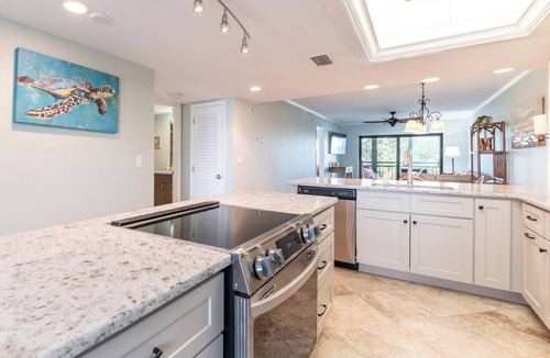 South Island Condo | 2B/2B WATERFRONT HARBOUR POINTE VACATION CONDO! WALK TO BEACH! RESORT POOL!