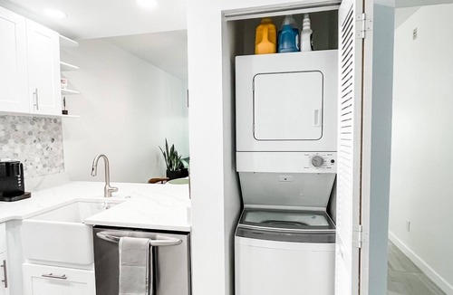 Central Naples Condo | 2bd 2ba New condo in the heart of Naples. 10mins to the beach & shops!
