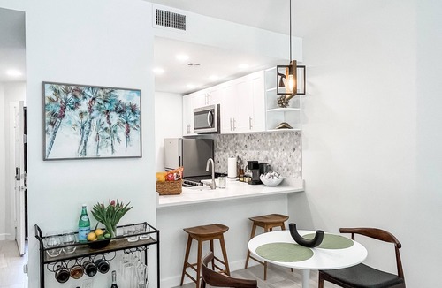 Central Naples Condo | 2bd 2ba New condo in the heart of Naples. 10mins to the beach & shops!