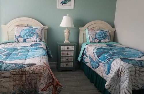 Gulf Gate Estates Apartment | 2BR/1BA Sienna Park Apartment