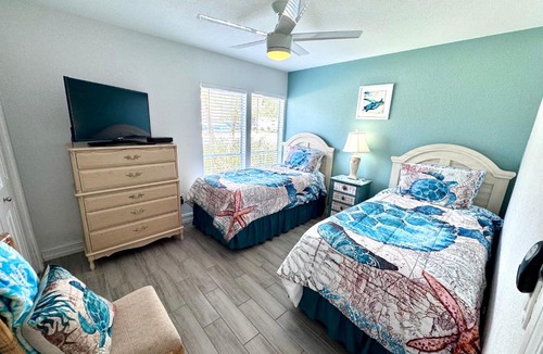 Gulf Gate Estates Apartment | 2BR/1BA Sienna Park Apartment