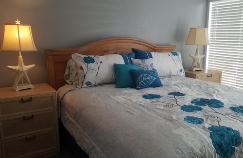 Gulf Gate Estates Apartment | 2BR/1BA Sienna Park Apartment