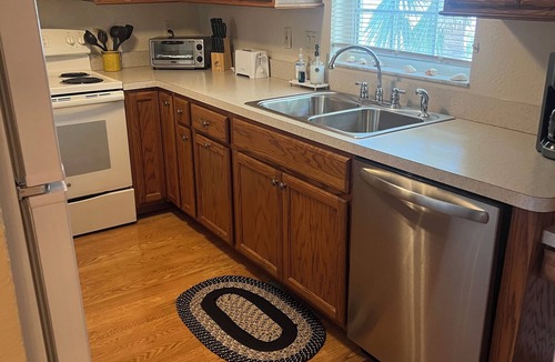 Englewood South Condo | 2BR Condo w/Pool, Wi-Fi & Parking – Walk to Groceries, 3 Miles from Beach