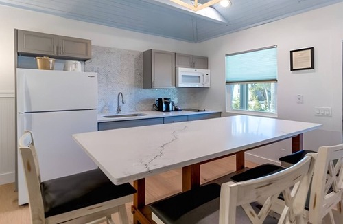 Captiva Hotel | 2BR Cottage | Porch | Outdoor Pools | Free Parking | Onsite Dining | Near Beach
