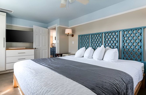 Captiva Hotel | 2BR Cottage w/Porch | Outdoor Swimming Pools | Close to the Beach | Parking
