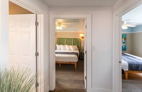 Captiva Hotel | 2BR Cottage w/Porch | Outdoor Swimming Pools | Close to the Beach | Parking