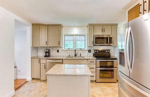 Bernville House | 2BR House Blue Marsh Lake Wi-Fi & Smart TV Pet Friendly