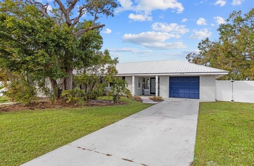 Whitfield House | 3/2.5 Private Sarasota Pool Home. Close to Beaches. Fenced Yard. Pet Friendly