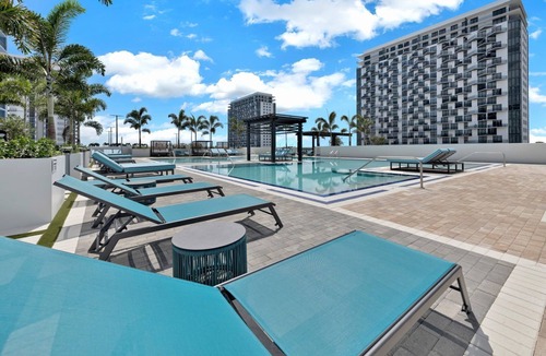 Doral Apartment | 3-Bed Golf-View Suite w/Kitchen | Pool & Sauna