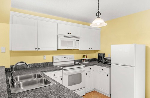 Melbourne House | 3-Bed with pool - Close to beach