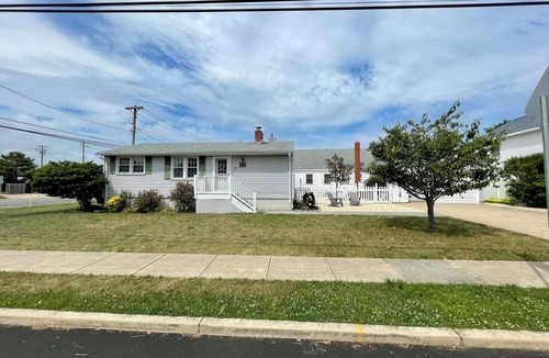 Ship Bottom House | 3 bedroom Cottage w/Tiki Bar, great location in Ship Bottom