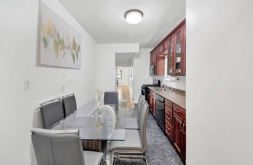 Southeast Yonkers House | 3 Bedroom Family House/Parking/Full Kitchen/Sleeps Groups