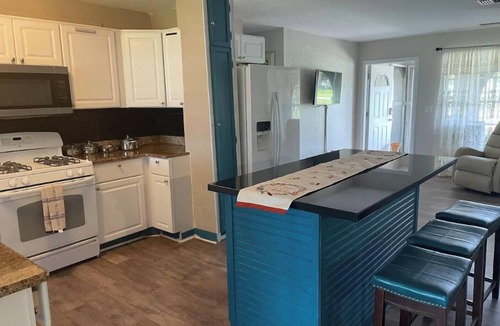 River Park House | 3 bedroom home, pool table, Spa and endless swimming and exercise pool