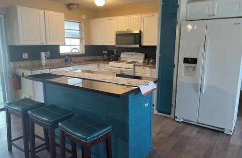 River Park House | 3 bedroom home, pool table, Spa and endless swimming and exercise pool