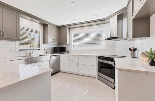 Ringling Park House | 3-bedroom house, Heated Saltwater Pool w/cage and NEW furniture