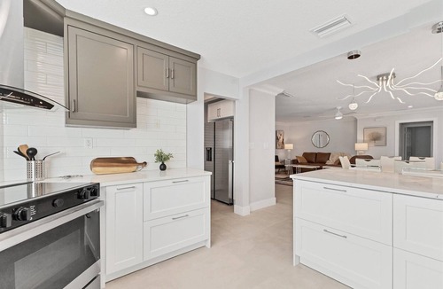 Ringling Park House | 3-bedroom house, Heated Saltwater Pool w/cage and NEW furniture