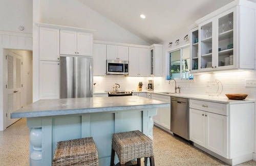 Hilton Head Island House | 3 BEDROOM LUXURY HOME PET FRIENDLY. 1-2 MINUTE WALK TO THE BEACH