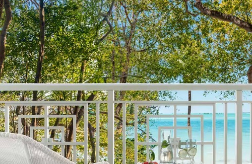 Rock Harbor Hotel | 3 Hammock Wing King Room by the Shoreline