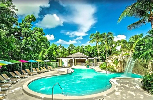 Rock Harbor Hotel | 3 Hammock Wing King Room by the Shoreline