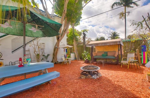 College Park Apartment | < 3 Mi to Golf & Swim: Cozy Oasis in Lake Worth!
