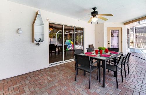 Spring Hill House | 3 Mi to Weeki Wachee Springs SP: Poolside Oasis!