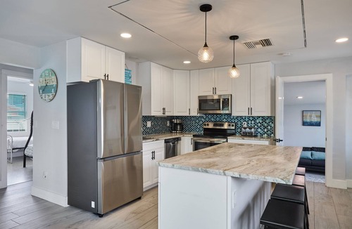 Mid Island House | 3 min walk to the Beach! Fenced in back yard.
