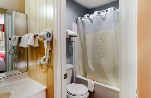 Ridgeland Hotel | 3 Queen Rooms with Private Bath Ideal for Quick Road Trips Through Ridgeland