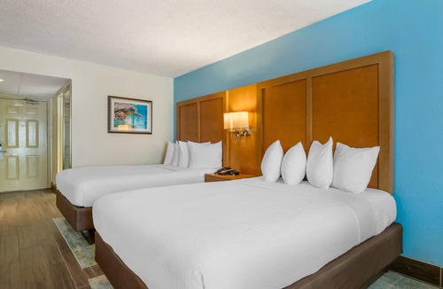 Seabreeze Park Hotel | 3 Units | Ocean View Stay with Parking and Pool Near Daytona Attractions