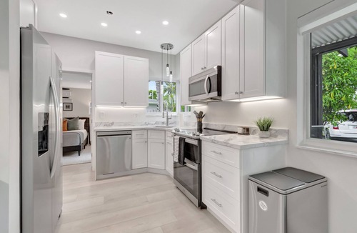 Delray Beach House | 312 | Heated Pool | Tiki Lounge | Putting Green | Freebee Cart |by DelrayNightly