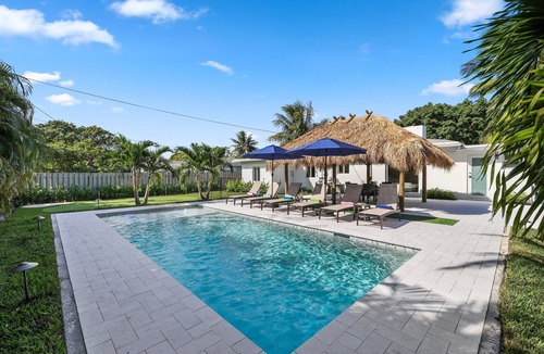 Delray Beach House | 312 | Heated Pool | Tiki Lounge | Putting Green | Freebee Cart |by DelrayNightly