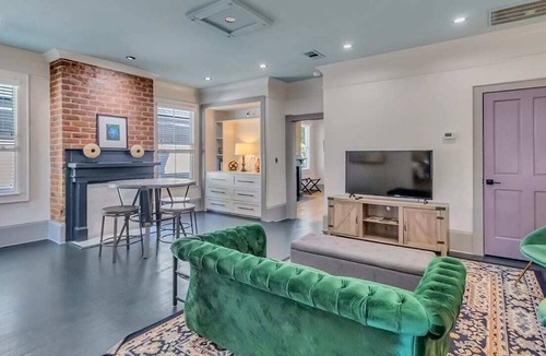 Savannah Victorian District Apartment | 320 West Park Inn | Downtown Historic Savannah | Forsyth Park | Sleeps Up to 6 |