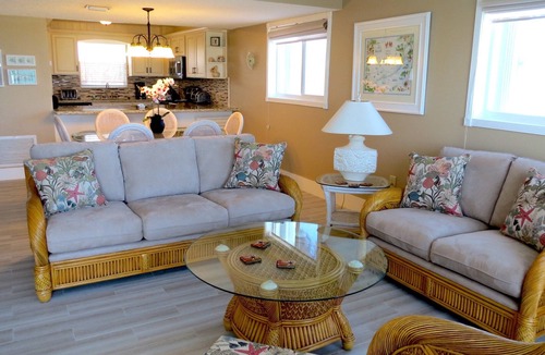Marathon Condo | 33% off Summer Sea Weed Sale! Oceanfront Condo on the Beach w/a swimming pool!