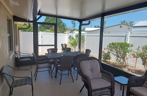 Laurel House | 3BD/2BA, 2 w King Beds, 4 Bikes, 1/2 mile to Beautiful Nokomis Beach