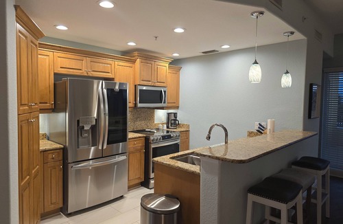 Palmetto Condo | 3BR/2B Condo - 10 Miles to Beaches -Pool - 30+ Day Stays - Escape the Cold