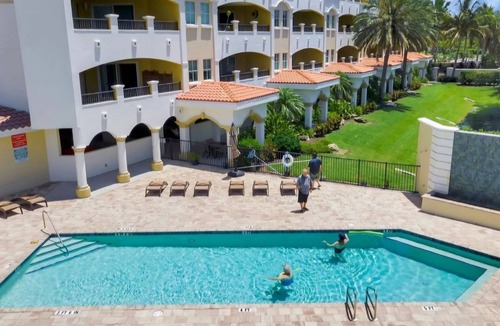 Palmetto Condo | 3BR/2B Condo - 10 Miles to Beaches -Pool - 30+ Day Stays - Escape the Cold
