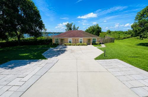 Winter Haven House | 3BR 2BA Modern Spacious Lake Home 4Miles LEGOLAND - 1724
